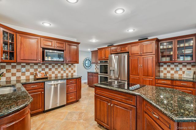 76 Harbor Road, Head Of The Harbor, NY 11780