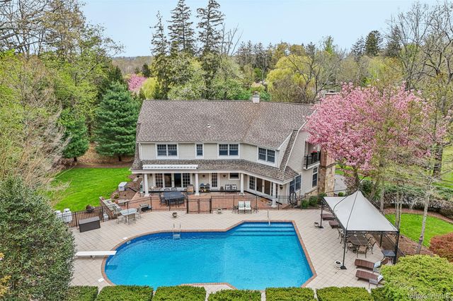 76 Harbor Road, Head Of The Harbor, NY 11780