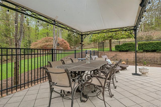 76 Harbor Road, Head Of The Harbor, NY 11780