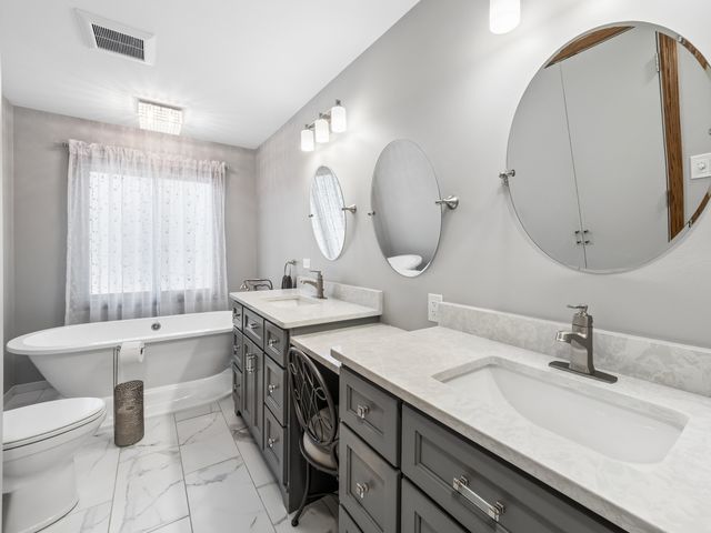 8814 Galleria Court, Spring Grove, IL 60081