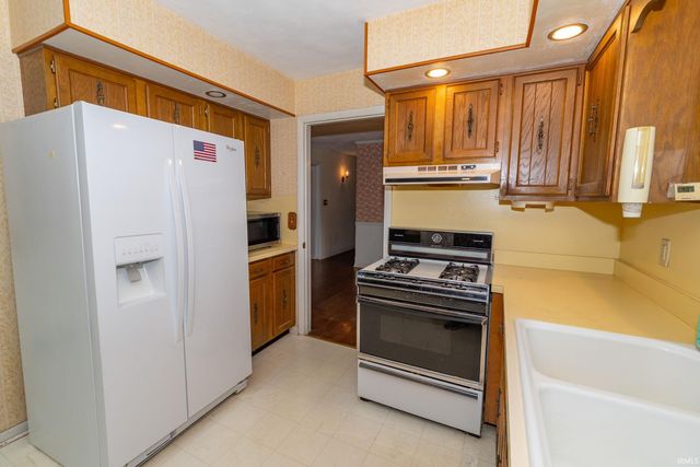 52170 Woodridge Drive, South Bend, IN 46635