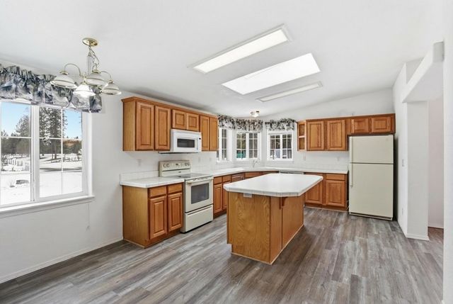 6399 Lakeview Dr, Nine Mile Falls, WA 99026