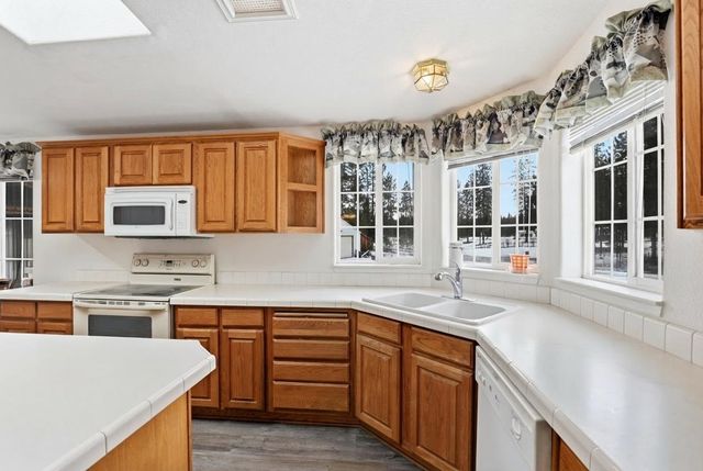 6399 Lakeview Dr, Nine Mile Falls, WA 99026
