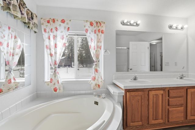 6399 Lakeview Dr, Nine Mile Falls, WA 99026