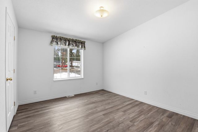6399 Lakeview Dr, Nine Mile Falls, WA 99026