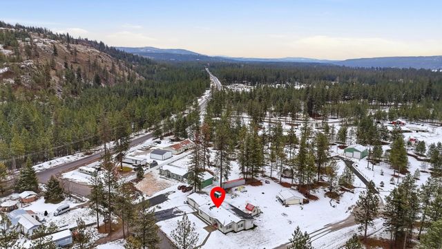 6399 Lakeview Dr, Nine Mile Falls, WA 99026