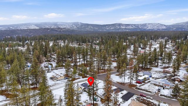 6399 Lakeview Dr, Nine Mile Falls, WA 99026