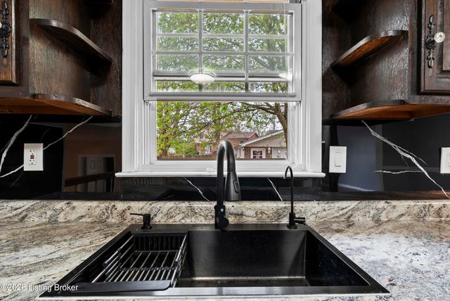 4302 Chenwood Ln, Louisville, KY 40299