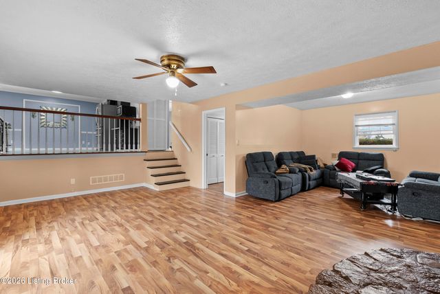 4302 Chenwood Ln, Louisville, KY 40299