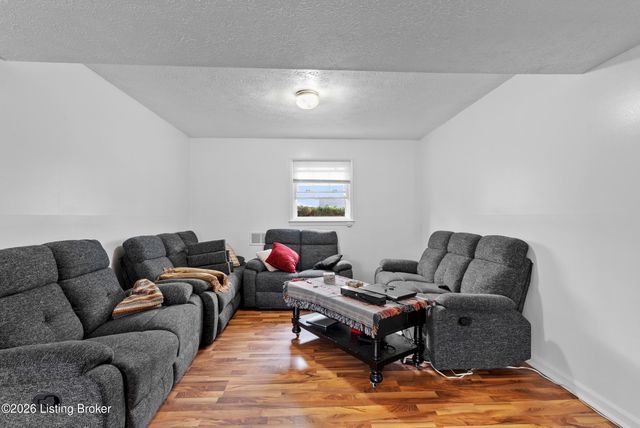 4302 Chenwood Ln, Louisville, KY 40299