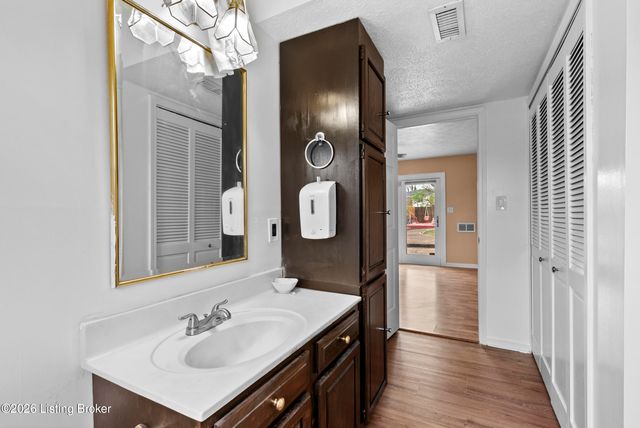 4302 Chenwood Ln, Louisville, KY 40299