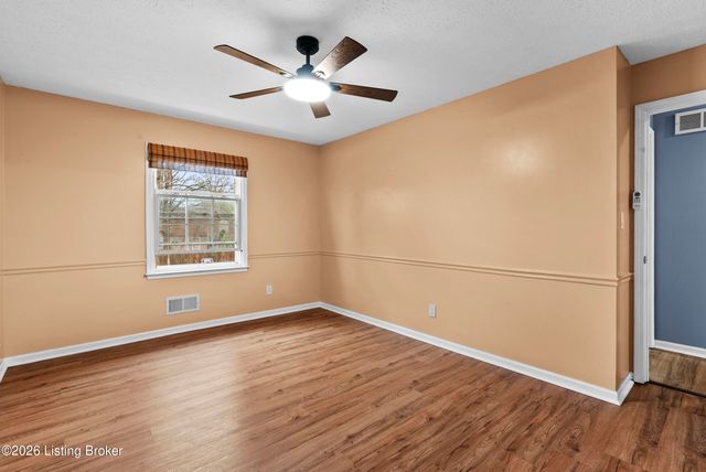 4302 Chenwood Ln, Louisville, KY 40299