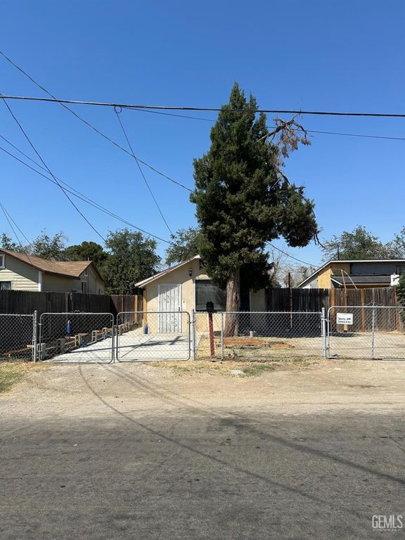 107 Plymouth Avenue, Bakersfield, CA 93308