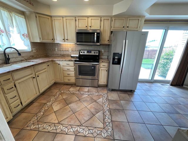 16666 Dort Street, Roseville, MI 48066