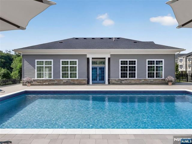 18 Arlington Place, Oakland, NJ 07036
