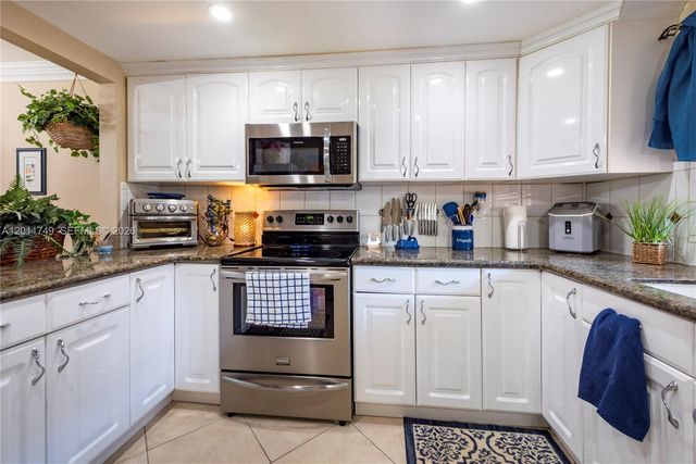 9491 Evergreen Pl 302, Davie, FL 33324