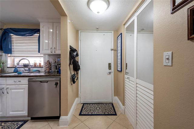 9491 Evergreen Pl 302, Davie, FL 33324