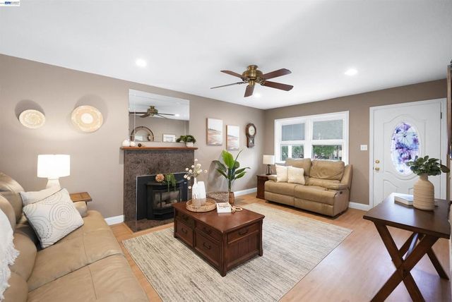 22643 Valley View Dr, Hayward, CA 94541