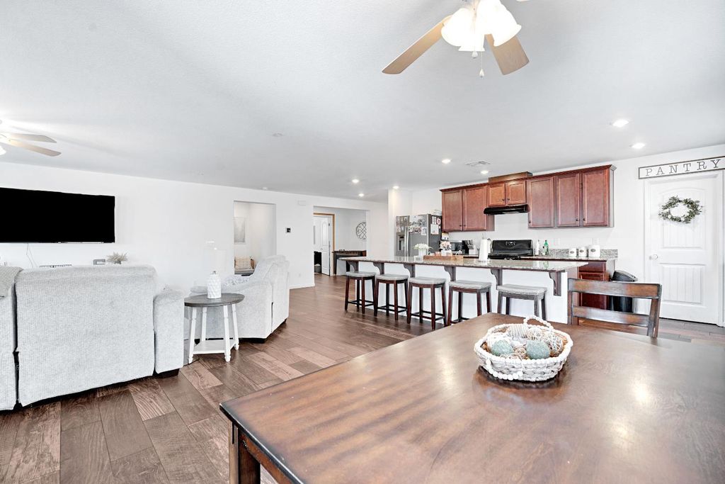 Image 10 of property listing at 5585 E Laurite Avenue, Fresno, CA 93727