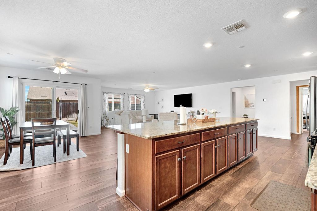 Image 13 of property listing at 5585 E Laurite Avenue, Fresno, CA 93727