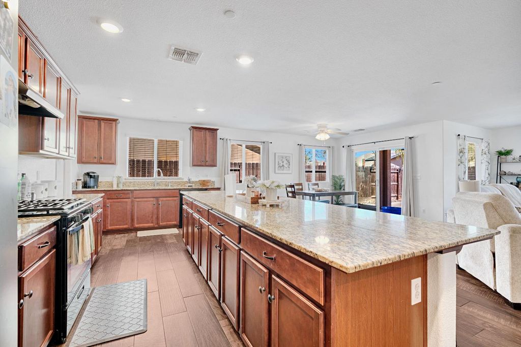 Image 15 of property listing at 5585 E Laurite Avenue, Fresno, CA 93727