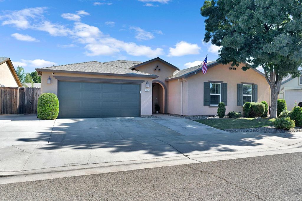 Image 2 of property listing at 5585 E Laurite Avenue, Fresno, CA 93727
