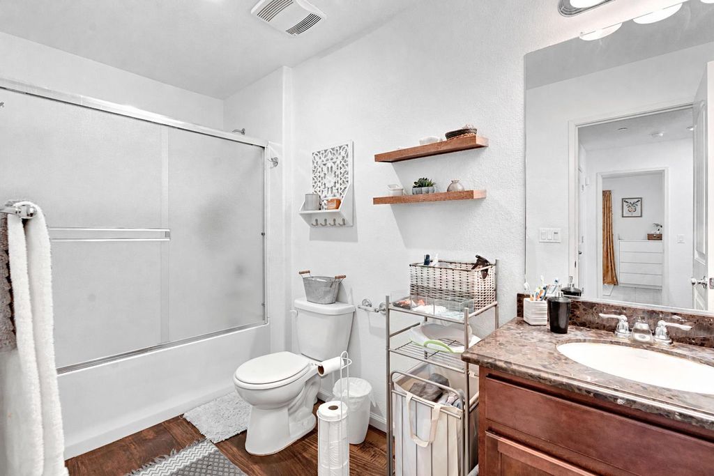 Image 21 of property listing at 5585 E Laurite Avenue, Fresno, CA 93727