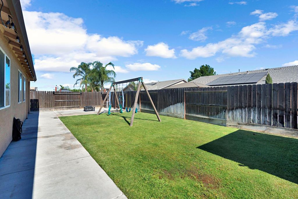 Image 31 of property listing at 5585 E Laurite Avenue, Fresno, CA 93727