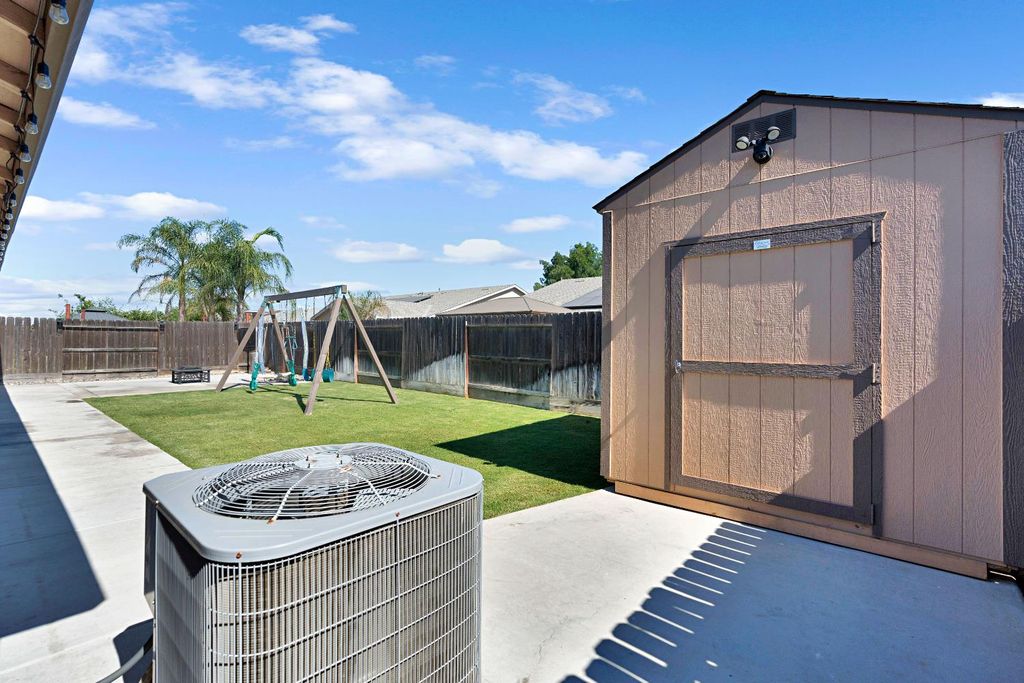 Image 32 of property listing at 5585 E Laurite Avenue, Fresno, CA 93727