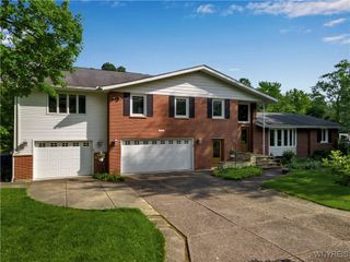 9325 Hunting Valley Road North, Clarence, NY 14031