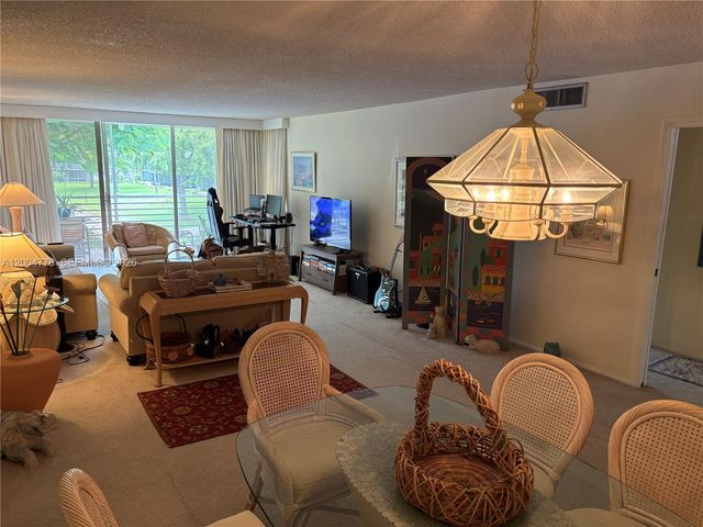 4280 Oaks Ter 203, Pompano Beach, FL 33069