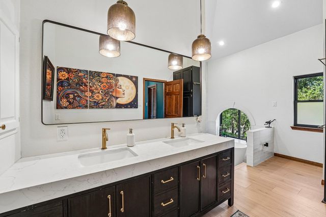 100 MESA DR, Wimberley, TX 78676