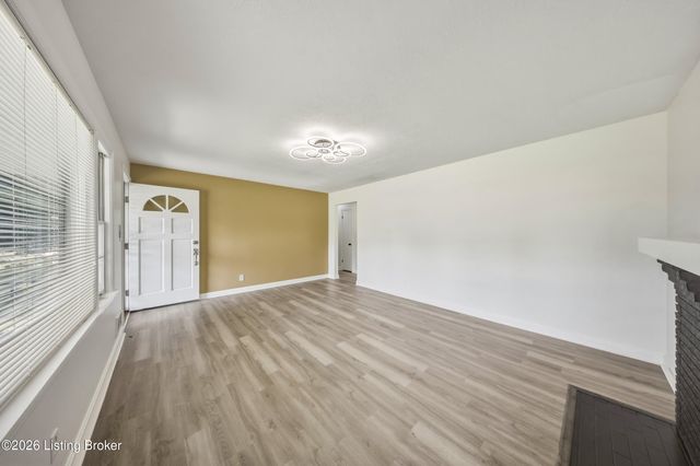 7803 Cedar Brook Dr, Louisville, KY 40219