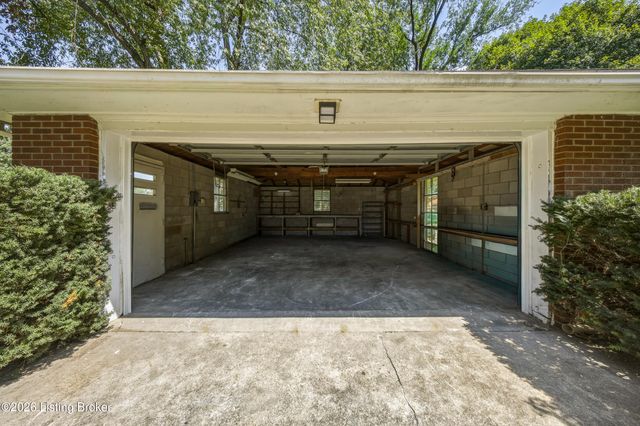 7803 Cedar Brook Dr, Louisville, KY 40219