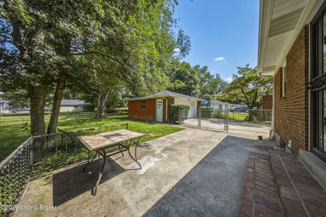 7803 Cedar Brook Dr, Louisville, KY 40219