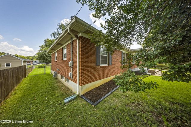 7803 Cedar Brook Dr, Louisville, KY 40219