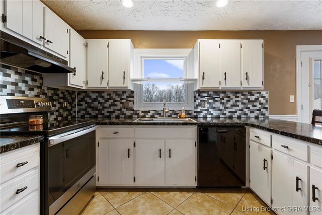 6828 Farnsley Knob Road, Elizabeth, IN 47117