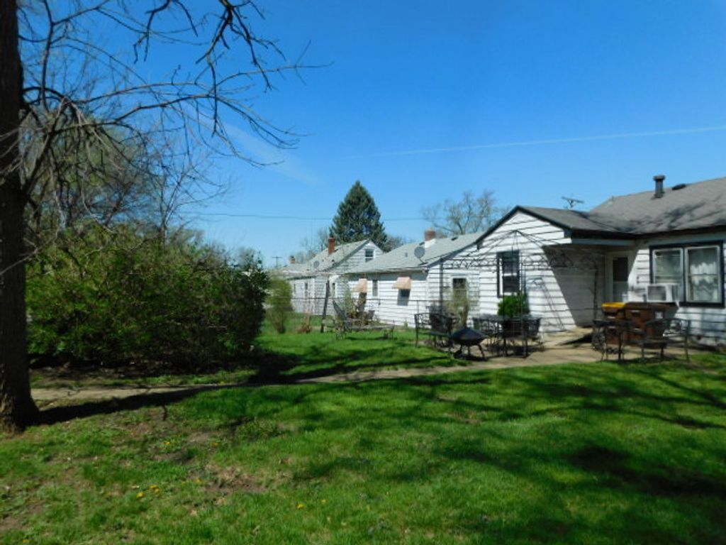 Image 2 of property listing at 1228 Sherman Avenue, Rockford, IL 61101