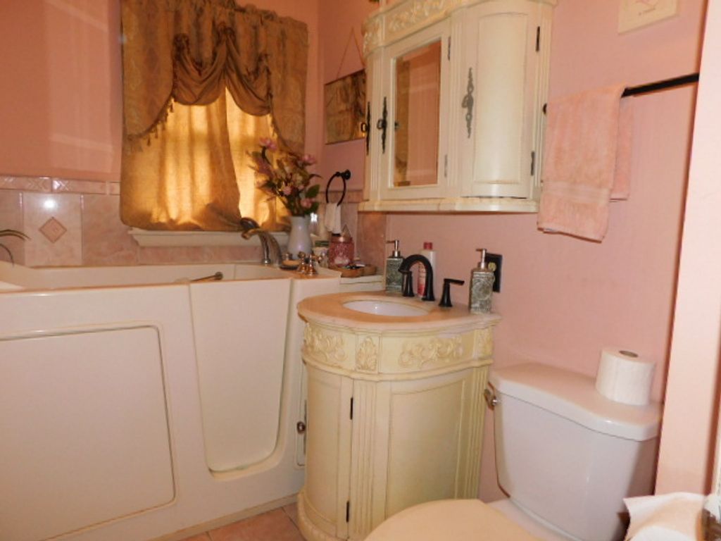 Image 16 of property listing at 1228 Sherman Avenue, Rockford, IL 61101