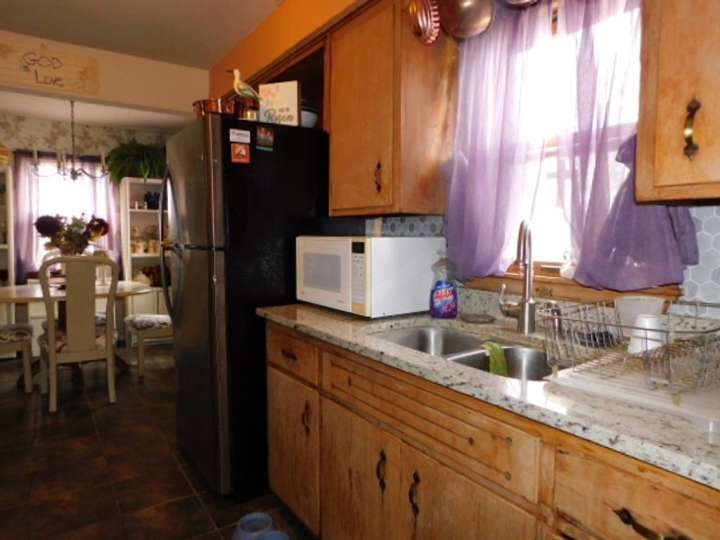 Image 7 of property listing at 1228 Sherman Avenue, Rockford, IL 61101