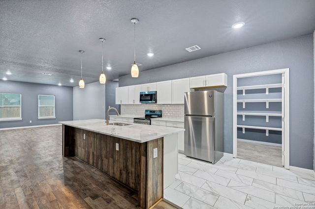 3715 Commercial, San Antonio, TX 78221