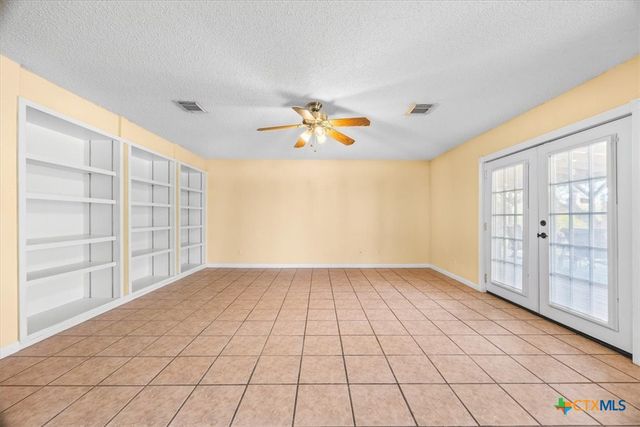 797 Killarney Road, Floresville, TX 78114