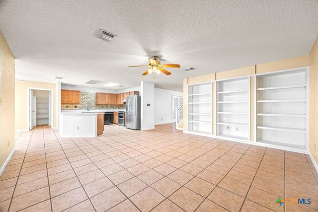 797 Killarney Road, Floresville, TX 78114