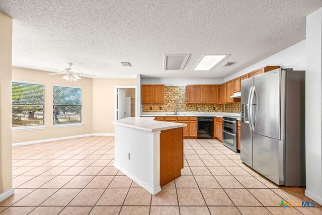 797 Killarney Road, Floresville, TX 78114
