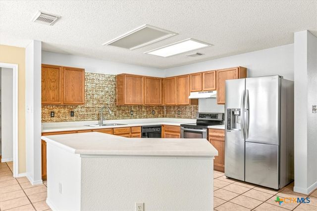 797 Killarney Road, Floresville, TX 78114