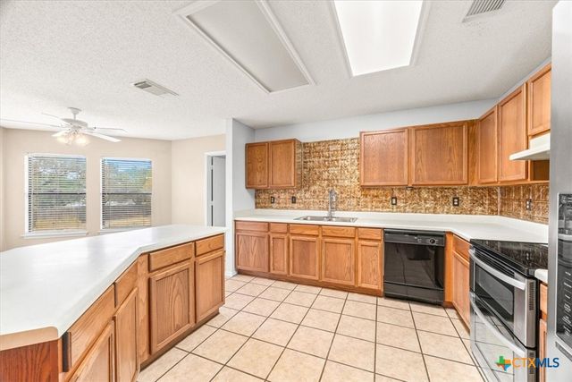 797 Killarney Road, Floresville, TX 78114