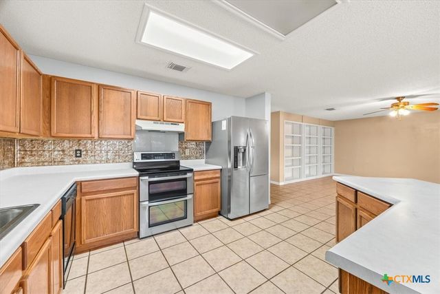 797 Killarney Road, Floresville, TX 78114