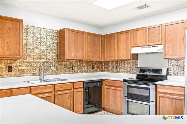 797 Killarney Road, Floresville, TX 78114