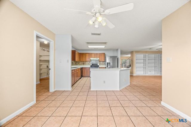 797 Killarney Road, Floresville, TX 78114