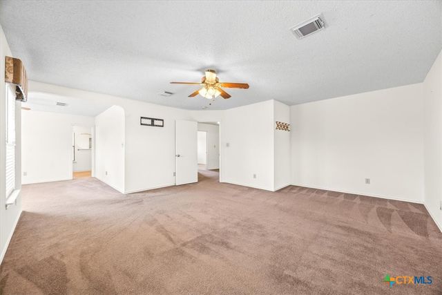 797 Killarney Road, Floresville, TX 78114